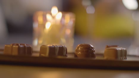 gros plan de chocolats sur le plateau pour la saint valentin sur la table 2