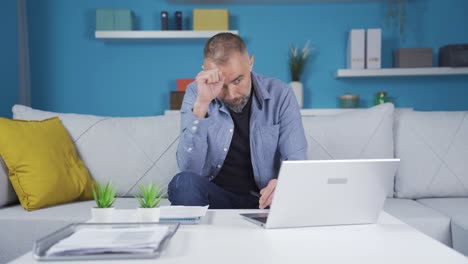 el hombre cuyos negocios no van bien.