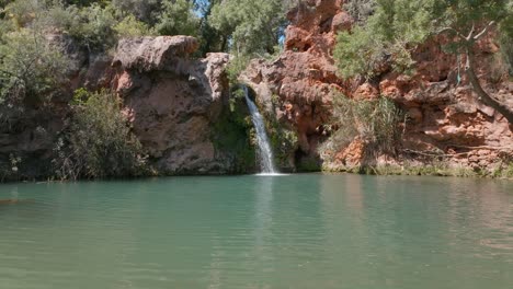 Cascada-Do-Pego-Do-Inferno-Algarve-Portugal,-Agua-Turquesa,-Nadie,-Drone-Empujando