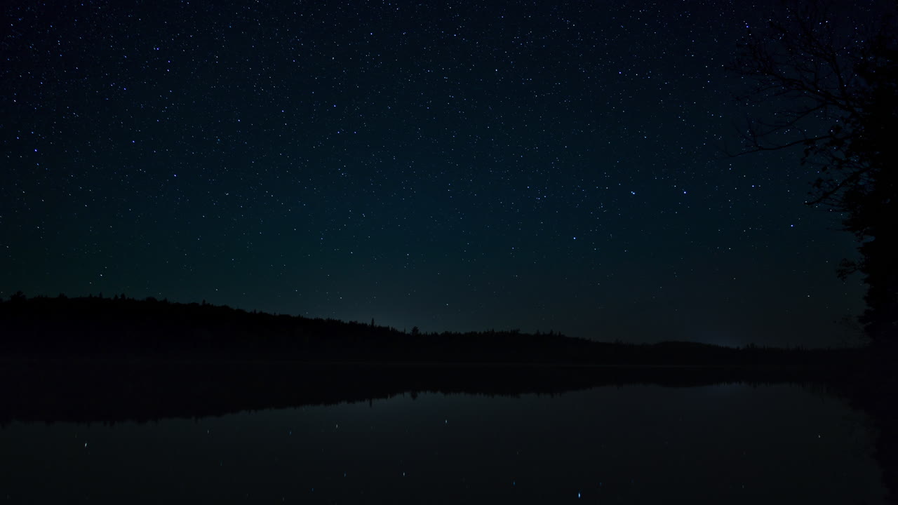 호수에 반사된 별이 빛나는 밤 timelapse