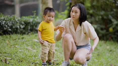 Mujer-Y-Niño-En-El-Parque