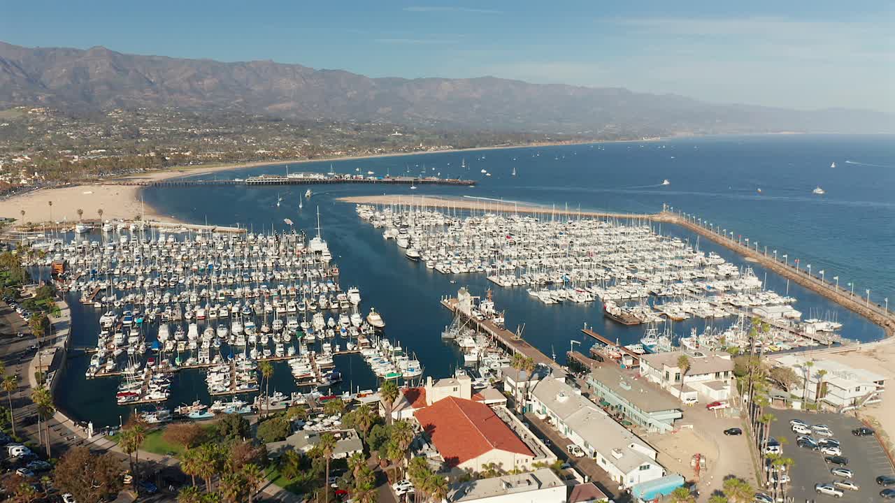 중앙 캘리포니아에 있는 산타 바브라 항구의 조감도