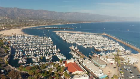 Vista-Aérea-Sobre-El-Puerto-De-Santa-Barbara-En-El-Centro-De-California