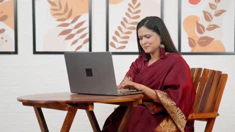 Glückliche-Indische-Frau,-Die-Am-Laptop-Arbeitet