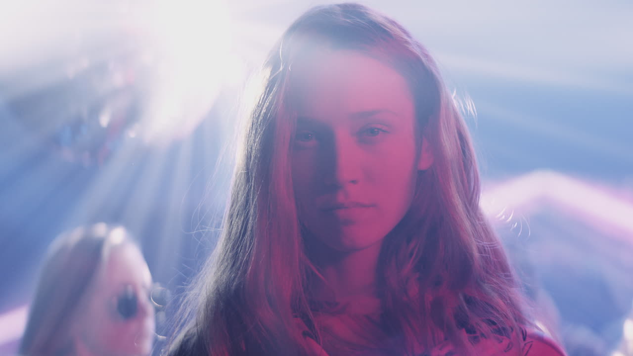 женщина в ночном клубе.