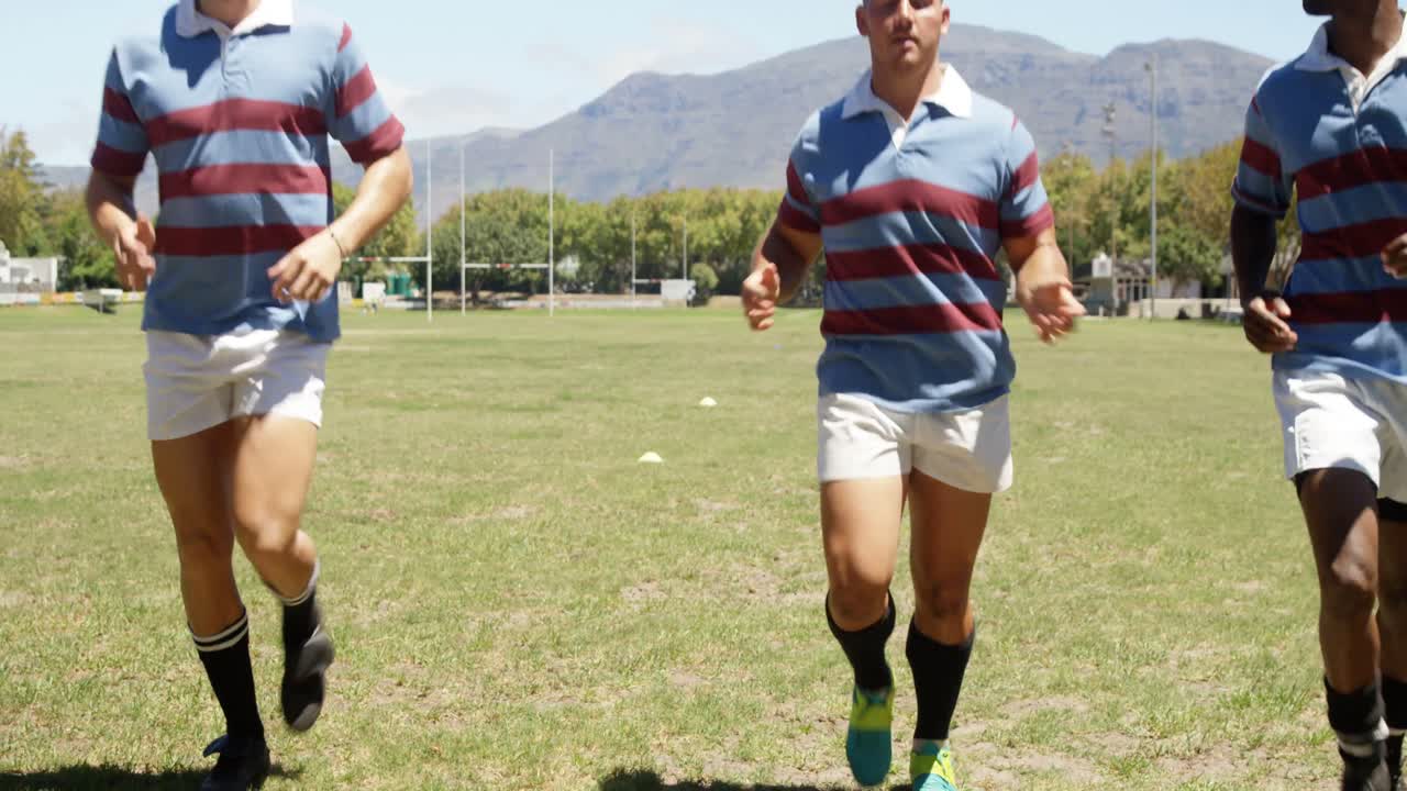 경기장에서 뛰는 럭비 선수들 4k 4k