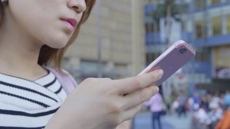 젊은 여성이 드폰 사용