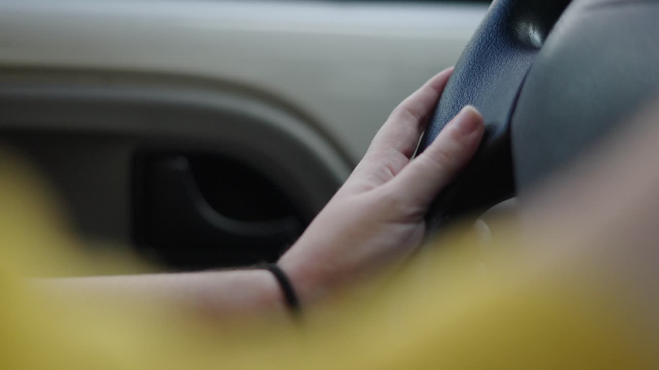 자동차를 운전하는 사람