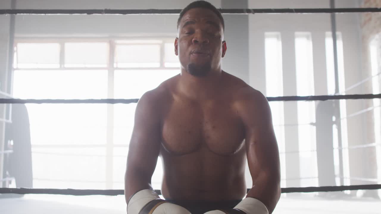 video de un hombre afroamericano en forma y cansado después de un entrenamiento de boxeo en el gimnasio