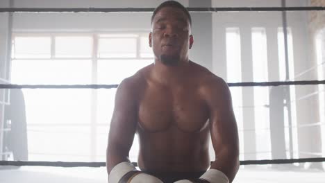 Vídeo-De-Un-Hombre-Afroamericano-Cansado-Y-En-Forma-Después-De-Entrenar-Boxeo-En-El-Gimnasio