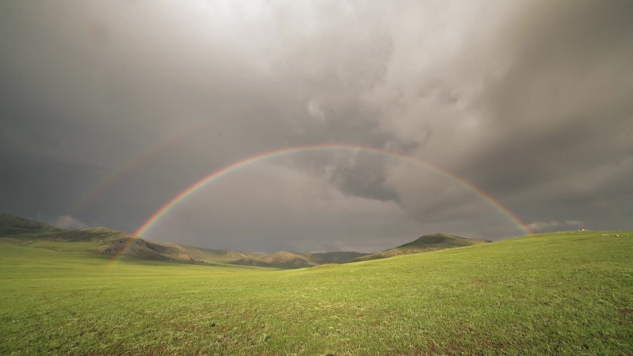 arco iris colorido en un vasto prado sin árboles