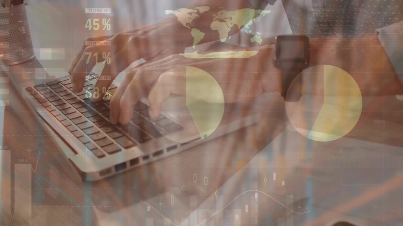 Animazione di dati finanziari e grafici sovrapposti alle mani di un uomo caucasico che lavora al laptop in ufficio.
