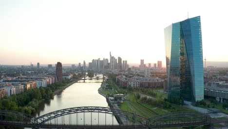 Panorama-Aéreo-Drone-Shot-Banco-Central-Europeo-Frankfurt-Europäische-Zentralbank-Ezb-Ecb-Con-Volar-Al-Horizonte-Atardecer