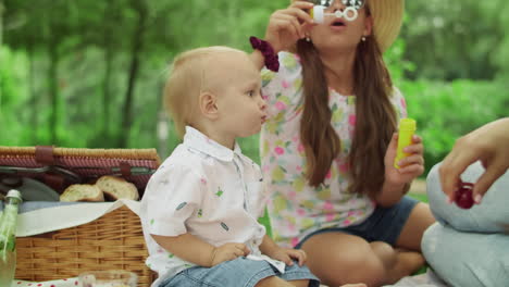 Niño-Comiendo-Cerezas-En-Un-Picnic.-Madre-Con-Hijos-Relajándose-En-El-Bosque.