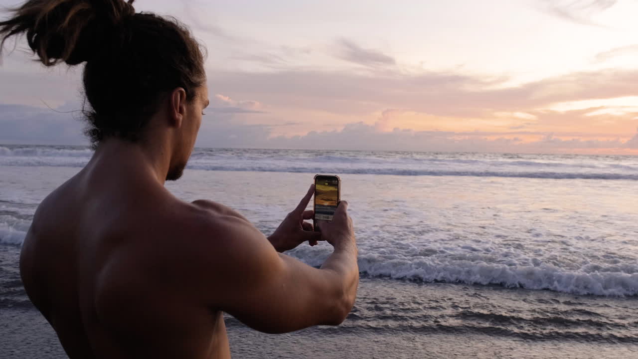 hombre tomando una foto de la playa