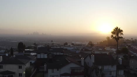 Wundervoller-Sonnenaufgang-Aus-Der-Luft,-Der-Den-Blick-Auf-Die-Großstadt-Freigibt