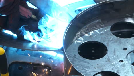 soldador profesional trabajando en un taller de reparación. obrero de soldadura de cuchilla de metal
