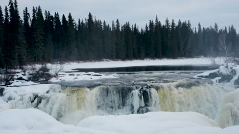 Una-Toma-Panorámica-Lenta-De-4k-Del-Medio-Ambiente-Naturaleza-Turismo-Viaje-Punto-De-Referencia-Congelado-Invierno-Pisew-Kwasitchewan-Falls-Cascada-Parque-Provincial-Cerca-De-Thompson-Manitoba-Norte-ártico-Canadá-Paisaje