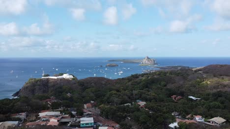 Drohne-Mit-Vorwärtsbewegung-Zeigt-Die-Festung-Fernando-De-Noronha,-Boote-Und-Meer,-Paradiesische-Aussicht