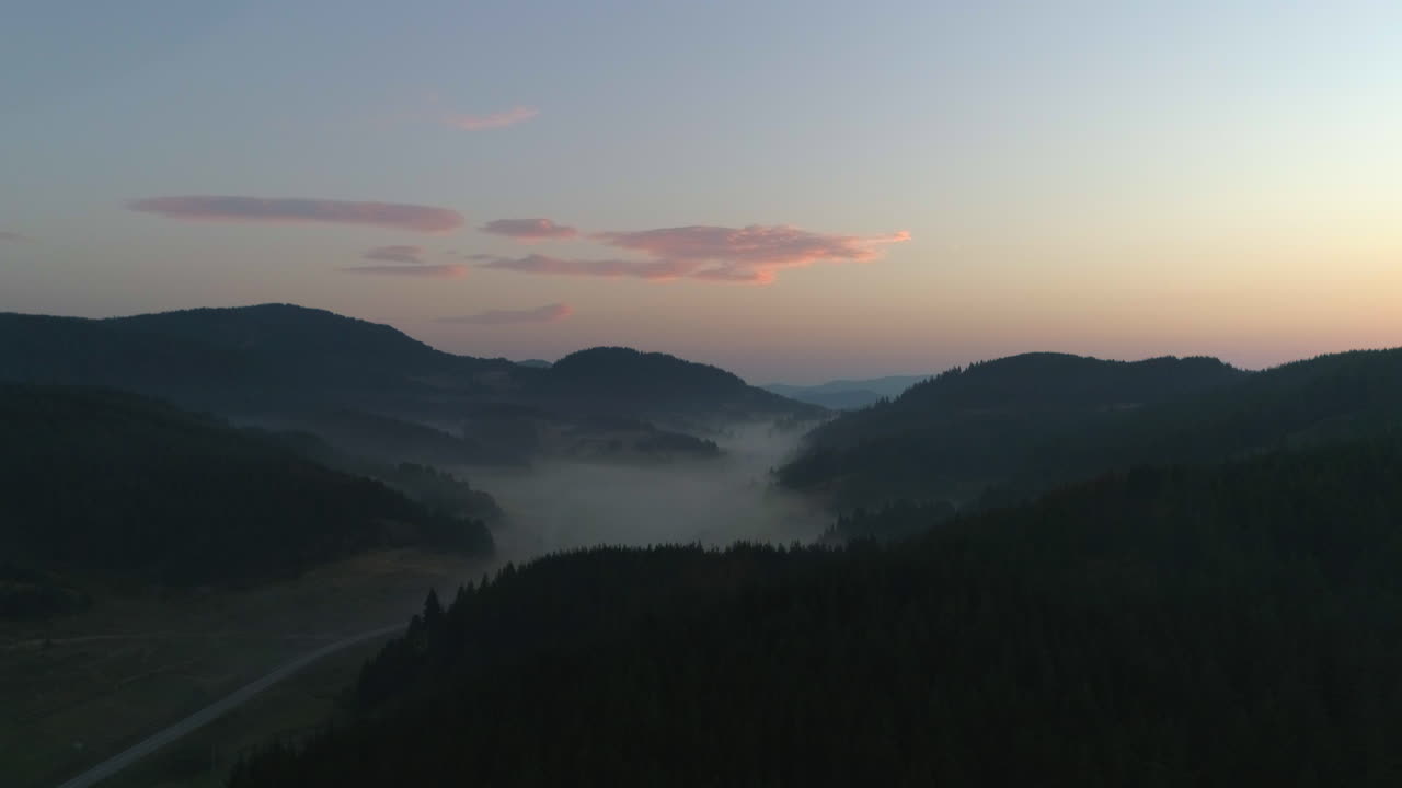 이른 아침 안개로 뒤덮인 산길