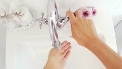 Mujer-Lavándose-Las-Manos-En-El-Lavabo