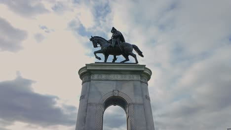 mirando hacia arriba a la estatua de sam houston en un día nublado