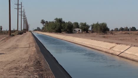 Acequia-De-Riego-En-California,-Estados-Unidos-3