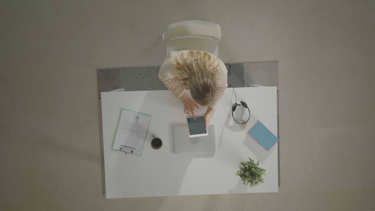 디지털 태블릿에서 일하는 여자 앉아