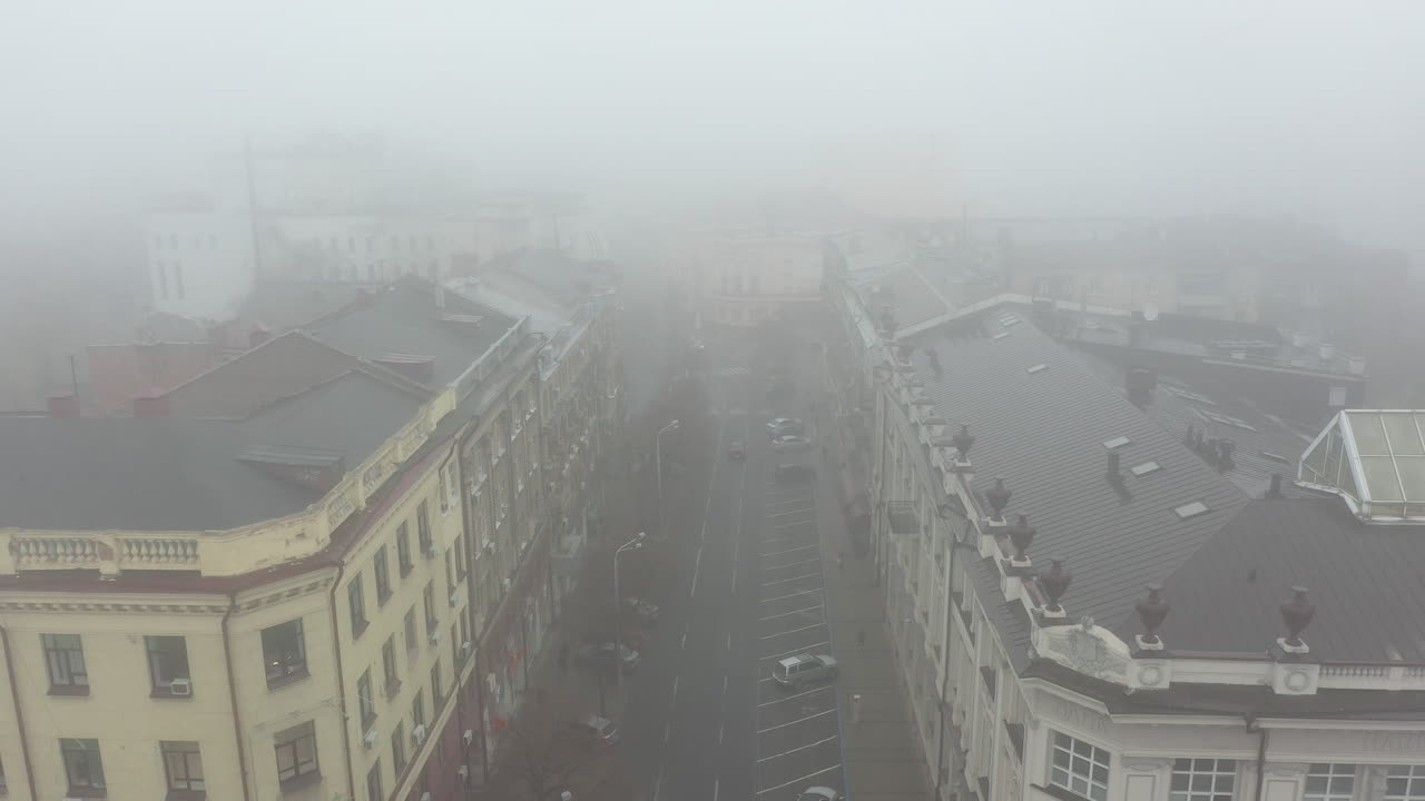 туманная городская улица воздушный вид