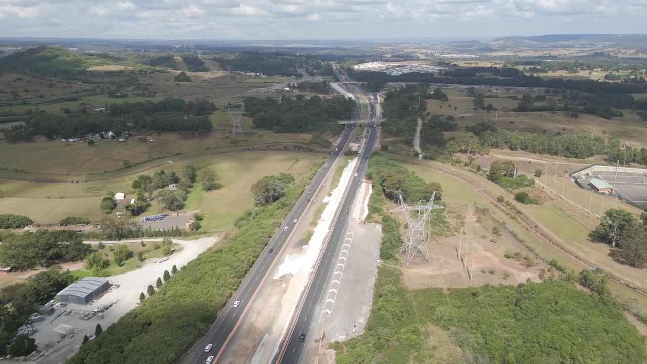 vista aérea del tráfico de automóviles que fluye por la carretera de doble calzada en mount annan