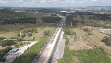 Luftaufnahme-Des-Autoverkehrs-Auf-Der-Schnellstraße-Am-Mount-Annan