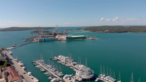 puerto puerto para barcos en el mar adriático