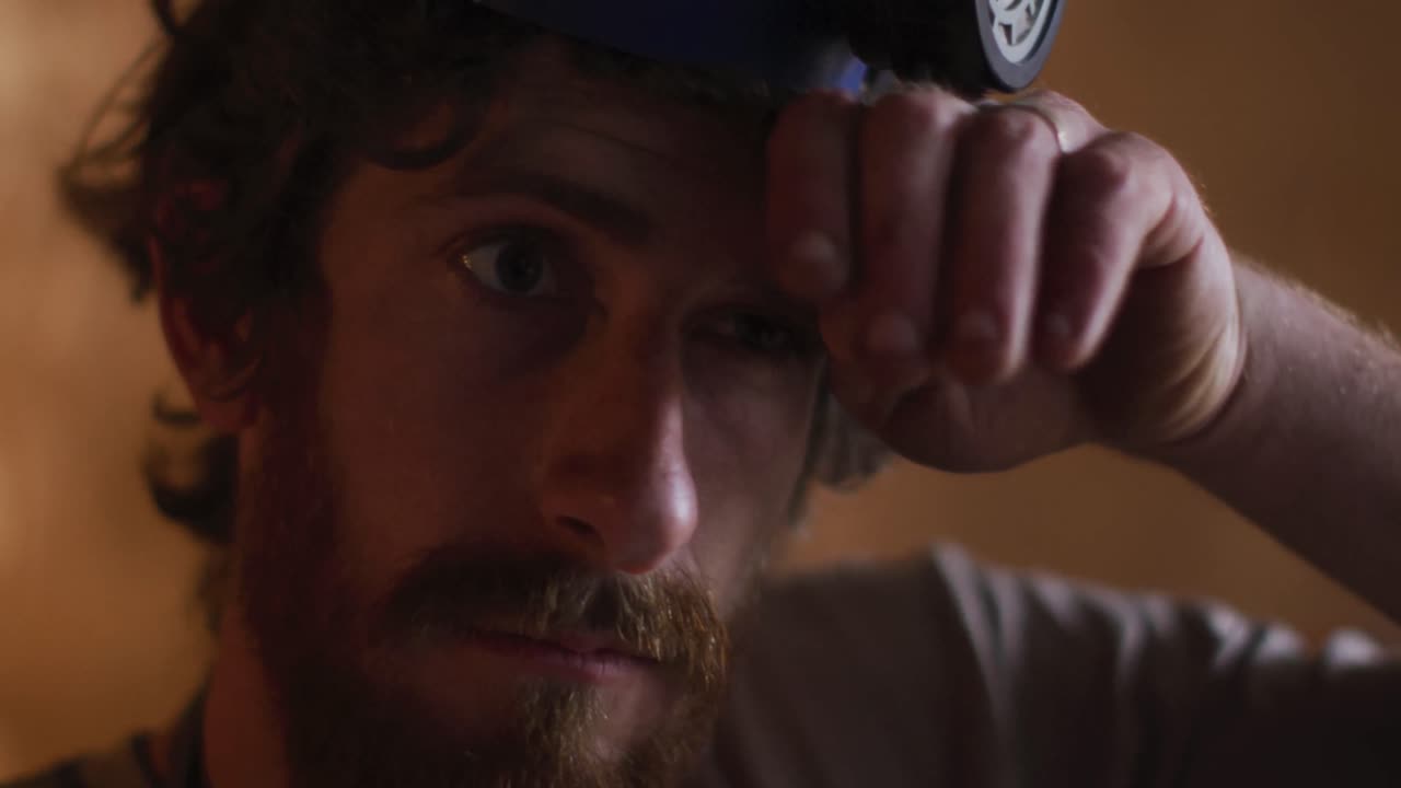 un herrero caucásico que lleva una máscara de respiración en el taller