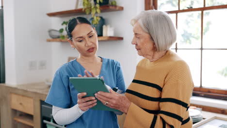 Enfermera,-Mujer-Mayor-Y-Tableta-Para-Atención-Médica