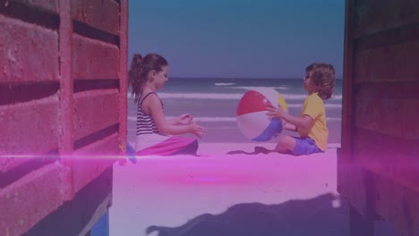 rastros de luz rosa y azul contra el hermano y la hermana caucásicos jugando con la pelota de playa en la playa