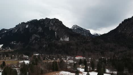 Castillo-De-Neuschwanstein,-Baviera,-Alemania---Tiro-De-Drone-4k