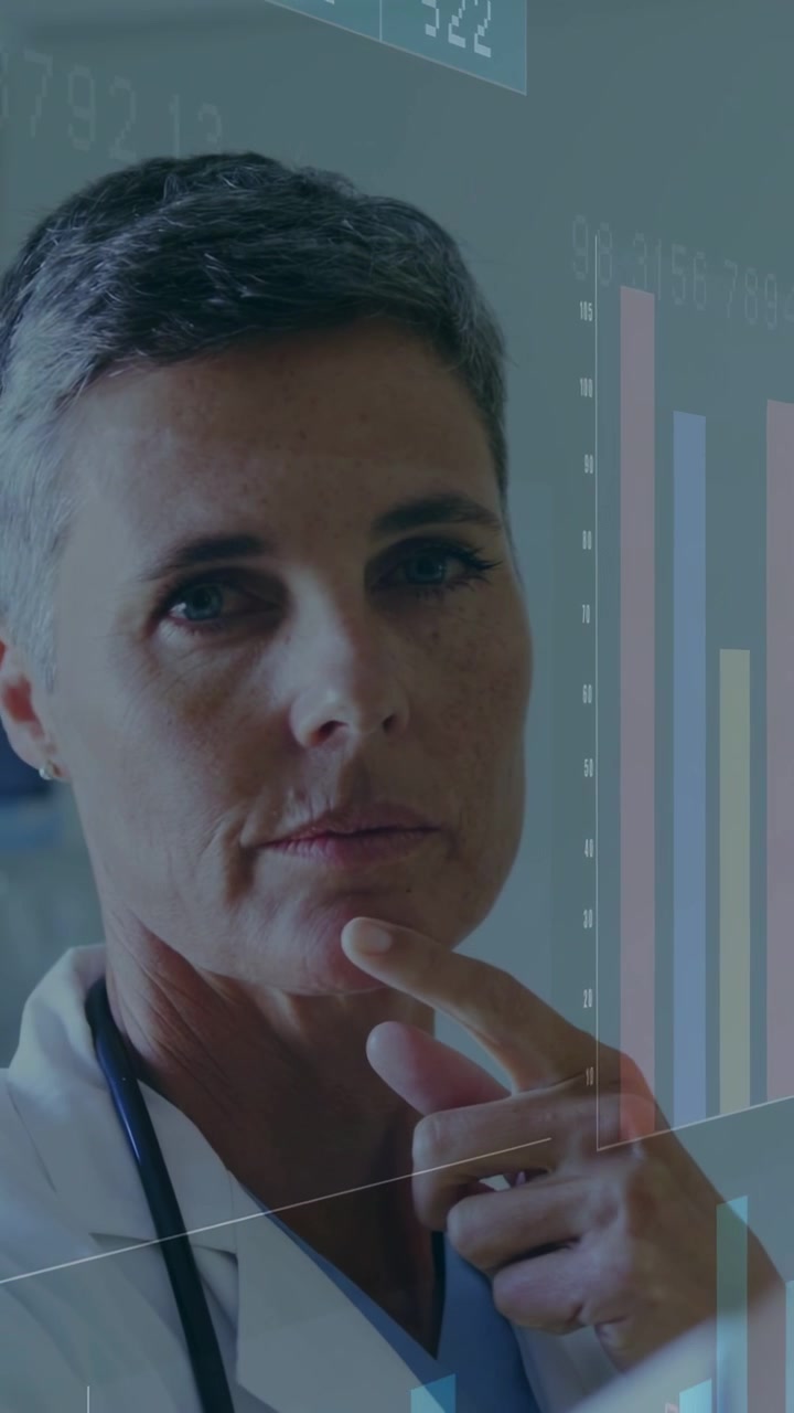 Vídeo vertical: Gráficos de saúde projetados fazendo um médico tocar o queixo, estudando dados e formando um plano