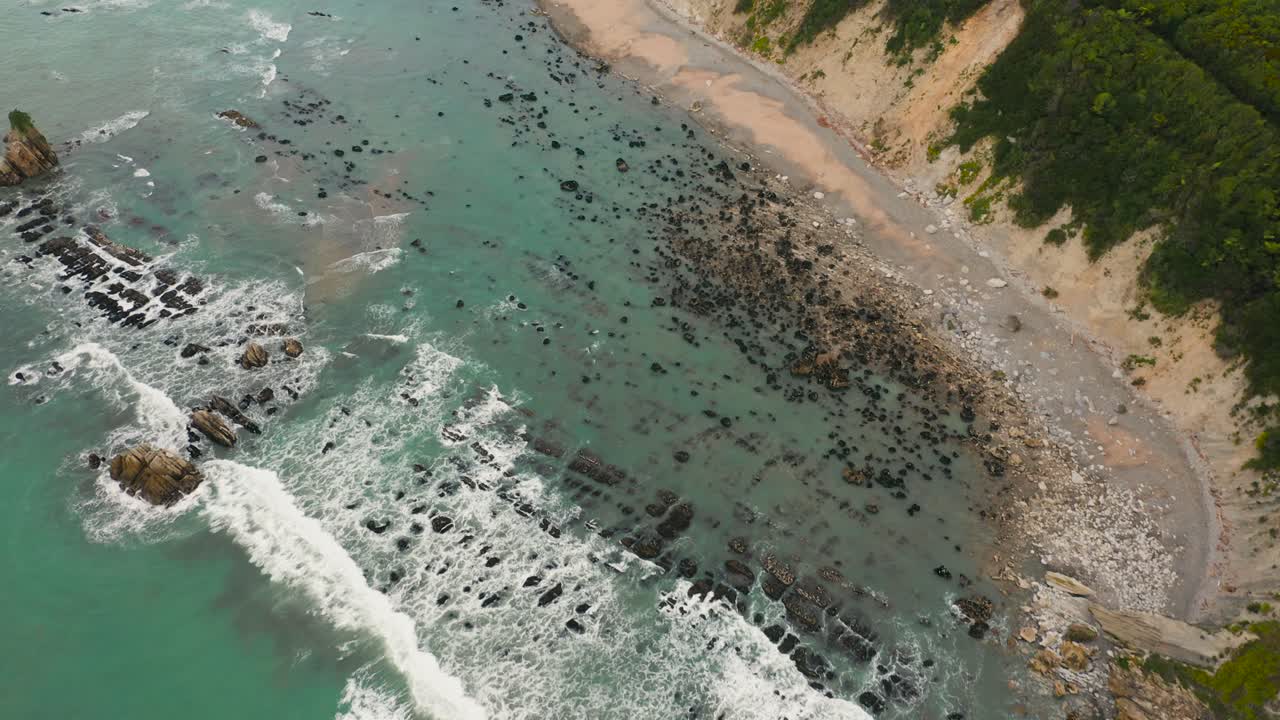 скалы и камни с водой