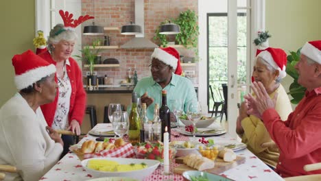 Fröhliche-Gruppe-Verschiedener-älterer-Freunde,-Die-Das-Essen-Zur-Weihnachtszeit-Feiern