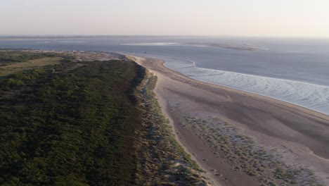 Luftflug-Entlang-Der-Gezeitenströmungen-Der-Oostvoorne-Bucht-Und-Des-üppigen-Dünenwaldes