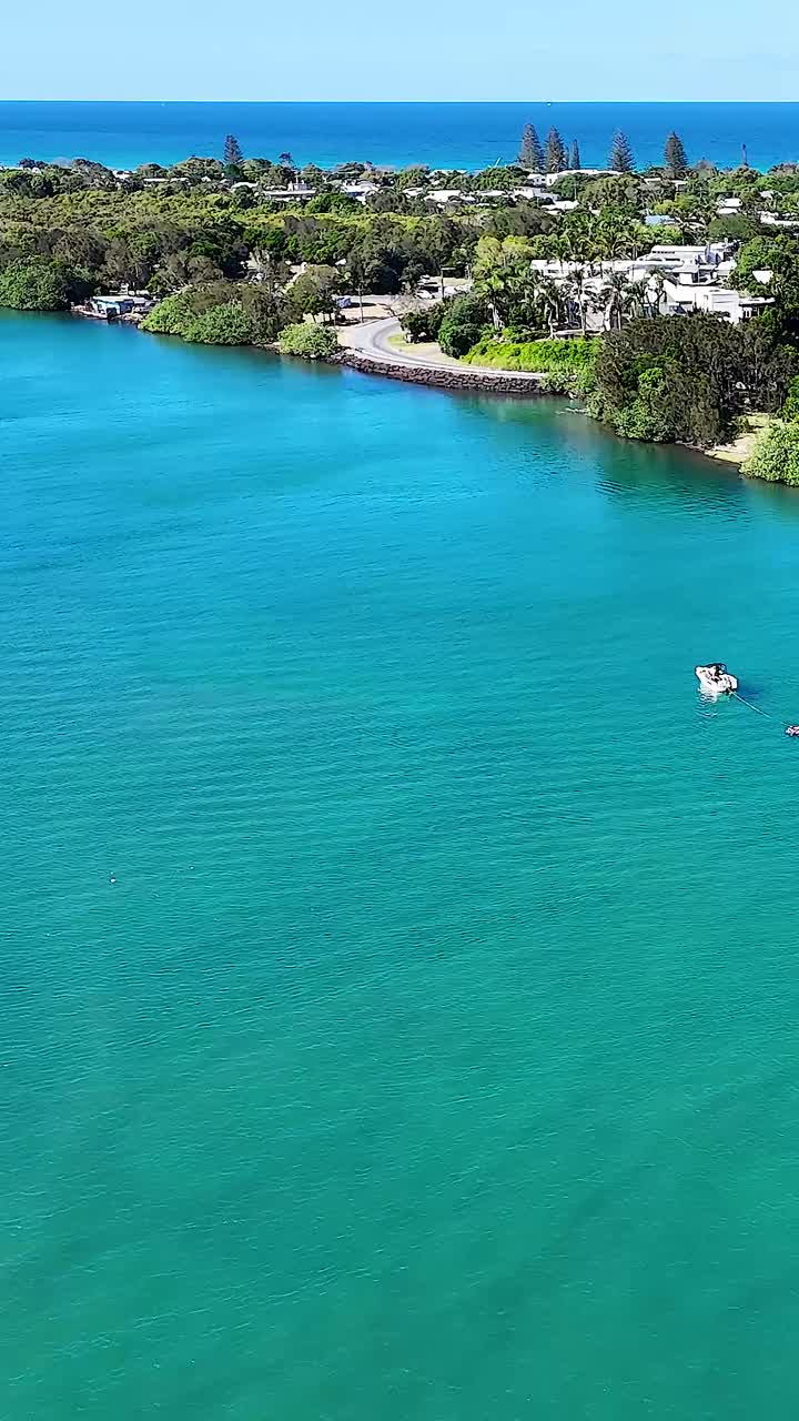 Riprese aeree di un fiume e del paesaggio circostante
