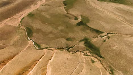 Szenische-Luftaufnahme-Der-Trockenen-Landschaft-Mit-Bach-In-Der-Region-Namangan,-Usbekistan