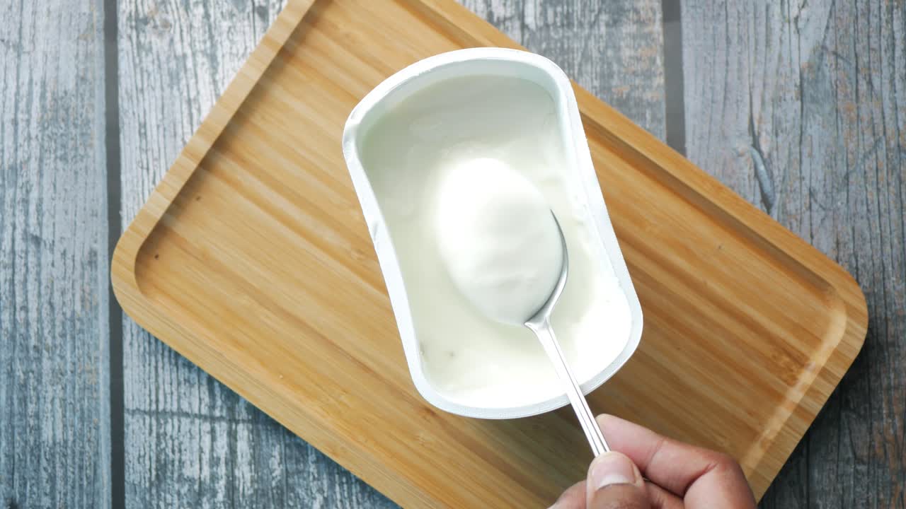 Frisk yoghurt i en skål på bordet