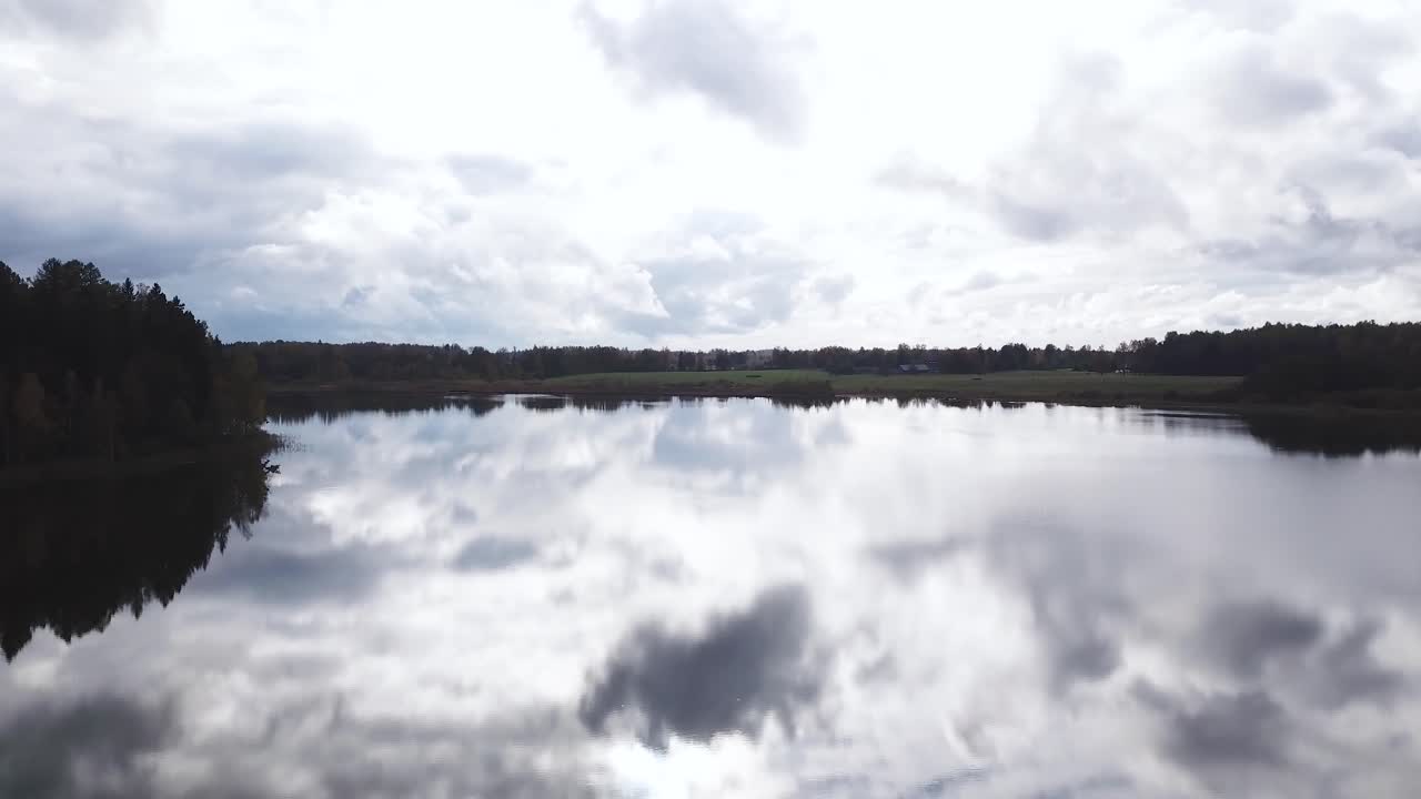 espejo como lago que refleja el cielo nublado