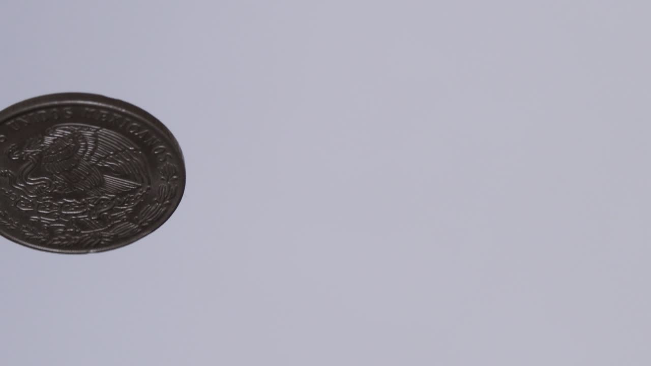 cerca de la vieja moneda mexicana de 20 centavos