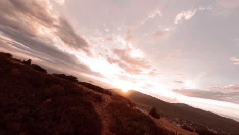 Antena-Fpv-Sobre-Los-Acantilados-En-Cassis,-Francia-Durante-La-Puesta-De-Sol