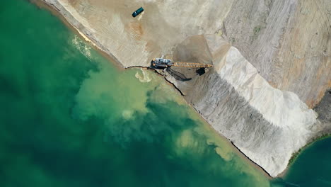 Großer-Gelber-Bagger,-Der-Sich-Um-Den-Sand-Bewegt