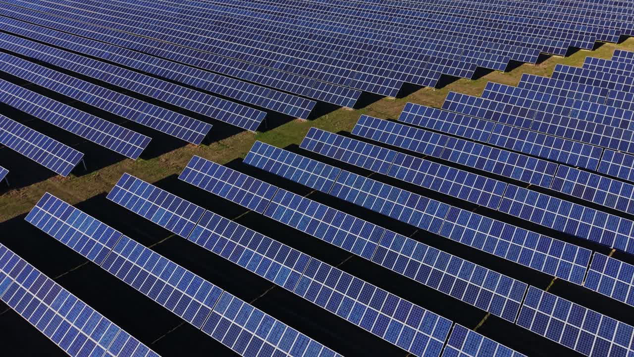 Installazione di pannelli solari in un grande campo durante le ore diurne con luce intensa