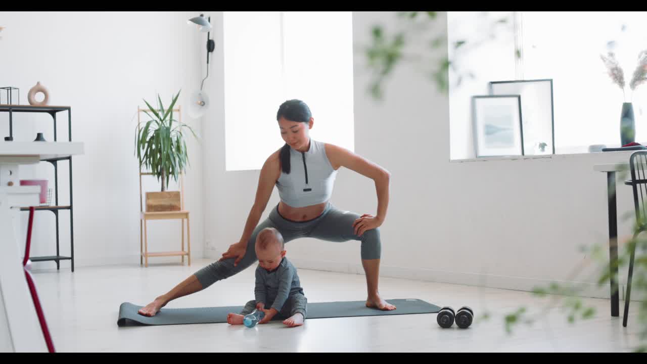 sesión de yoga para mamá y bebé en casa