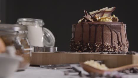 primer plano de la cocina con pastel de celebración de chocolate recién horneado y decorado en la superficie de trabajo 1